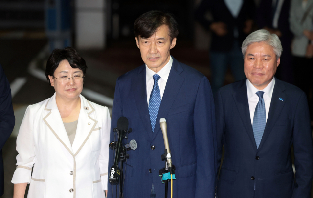 조국혁신당 조국 전 대표가 15일 서울 구로구 남부교도소에서 광복절 특별사면·복권 조치로 출소하며 대국민 인사를 하고 있다. 연합뉴스