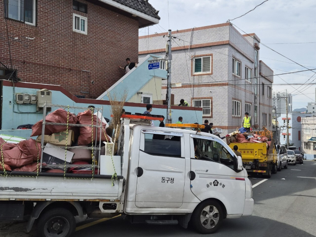 부산 동구의 한 가정집에서 저장강박증이 의심되는 거주자가 쌓아둔 폐기물 29t이 수거됐다. 부산 동구청 제공