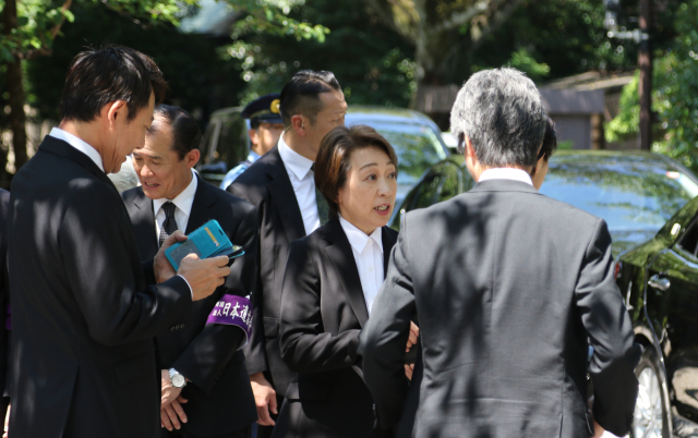 일본이 패전 80년을 맞은 15일 도쿄 야스쿠니신사를 참배한 집권 자민당 하시모토 세이코 의원(가운데 여성)이 대화하고 있다. 야스쿠니신사에는 태평양전쟁 A급 전범이 합사돼 있다. 연합뉴스