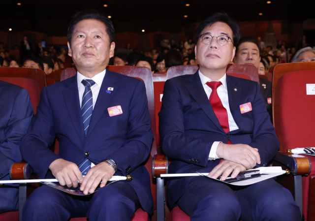 더불어민주당 정청래 대표와 국민의힘 송언석 비상대책위원장 겸 원내대표가 15일 서울 세종문화회관에서 열린 80주년 광복절 경축식에 참석하고 있다. 연합뉴스