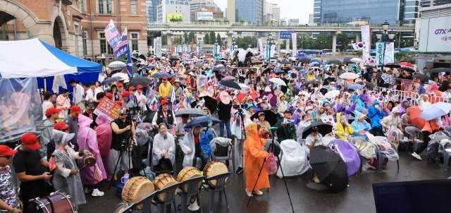 15일 서울역 광장에서 8.15 국가 정상화를 위한 광화문 국민대회가 열리고 있다. 연합뉴스