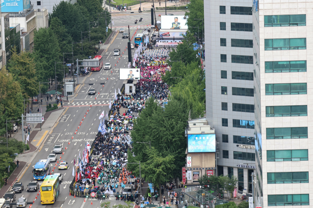 광복 80주년인 15일 서울 중구 숭례문 인근에서 전국민주노동조합총연맹(민주노총) 전국노동자대회가 열리고 있다. 연합뉴스