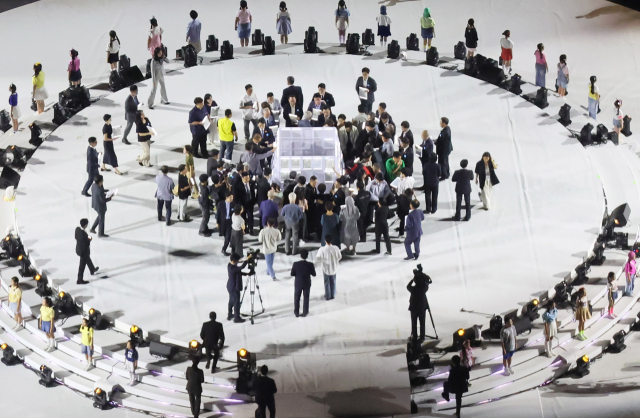 15일 서울 광화문광장에서 열린 제21대 대통령 국민임명식 행사에서 국민대표들이 빛의 임명장을 큐브에 올려놓고 있다. 연합뉴스