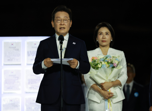 이재명 대통령이 15일 서울 세종대로 광화문광장에서 열린 제21대 대통령 국민임명식 '광복 80년, 국민주권으로 미래를 세우다' 행사에서 국민 대표 80인으로부터 '빛의 임명장'을 받은 뒤 감사 인사를 하고 있다. 연합뉴스