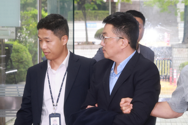 윤석열 전 대통령 배우자 김건희 여사 ‘집사’로 지목된 김예성 씨가 15일 서울 서초구 서울중앙지법에서 열린 구속 전 피의자 심문(영장실질심사)에 출석하고 있다. 연합뉴스