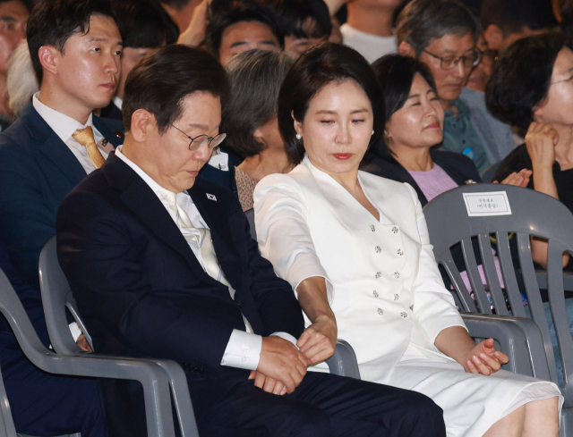 15일 서울 광화문광장에서 열린 제21대 대통령 국민임명식 행사에서 김혜경 여사가 이재명 대통령의 소매를 정리해 주고 있다. 연합뉴스