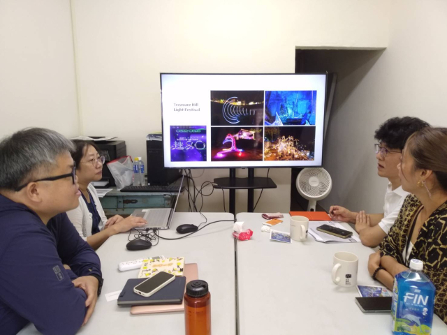 타이베이 트레저힐아티스트빌리지 장위한(왼쪽부터) 디렉터와 엘리샤 슈 매니저가 전시회 등 해마다 진행하고 있는 프로그램을 설명하고 있다. THAV 제공