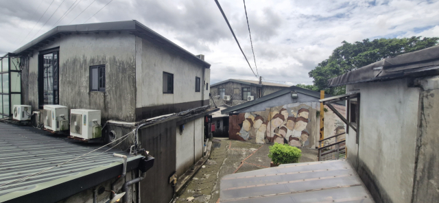 타이베이 트레저힐아티스트빌리지(THAV) 골목길. 골목을 따라 열여섯 가구의 원주민 주택과 작가 스튜디오가 이어진다. 타이베이(대만)=김희돈 기자