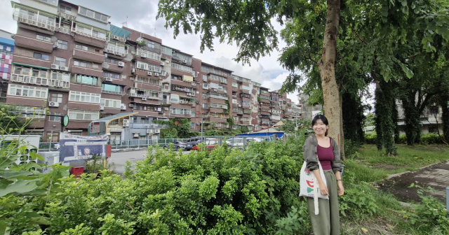 타이베이 트레저힐아티스트빌리지에서 작업 중인 리지 문 작가가 9월 공관거리예술제에 출품할 작품의 설치 장소에서 포즈를 취하고 있다. 리지 문 작가는 뒤쪽의 아파트와 자연스럽게 어울리는 작품을 준비하고 있다고 말했다. 타이베이(대만)=김희돈 기자