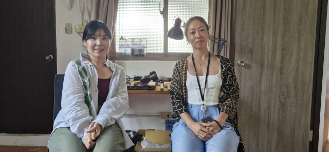 타이베이 트레저힐아티스트빌리지 초청으로 각각 두 번째 레지던시를 하고 있는 한국인 작가 리지 문(왼쪽)과 나미아. 입주 작가와 지역 커뮤니티가 자연스럽게 어울릴 수 있는 필드 트립 같은 프로그램이 부산에서도 활성화됐으면 좋겠다는 바람을 전했다. 타이베이(대만)=김희돈 기자