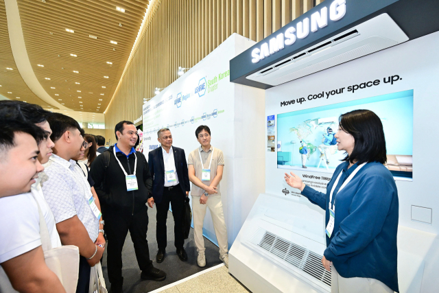 삼성전자 직원이 15~16일 수원컨벤션센터에서 열린 아시아 공조 콘퍼런스에서 가정용 1웨이 카세트 시스템에어컨과 고효율 시스템에어컨 ‘DVM’ 제품 등을 소개하고 있다.삼성전자 제공
