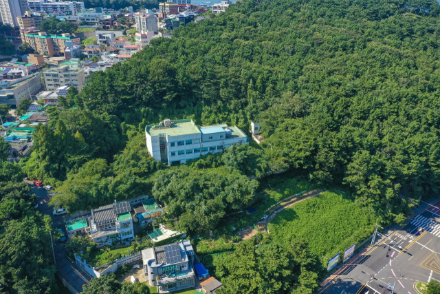 17일 부산 영도구 동삼동 국립과학수사연구원 남부분원 옛 건물. 이 건물은 2011년 남부분원이 양산으로 이전한 이후 계속 방치돼 있다. 김종진 기자 kjj1761@