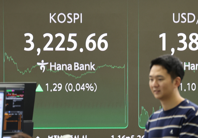 지난 14일 서울 중구 하나은행 본점 딜링룸 모습. 연합뉴스