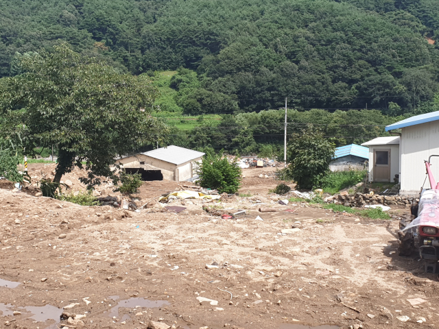 지난 15일 경남 산청군 산청읍 범학리 자신마을 모습. 극한 호우가 내린 지 한 달이 지났지만 마을 곳곳에는 여전히 흙더미가 쌓여 있다. 김현우 기자