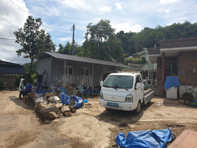 마을 주민들이 피해 복구를 서두르고 있지만 치워도 치워도 끝이 없는 복구 작업에 폭염마저 겹쳐 어려움을 겪고 있다. 김현우 기자