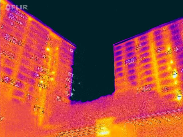 연일 폭염과 열대야가 이어지고 있는 가운데 절기상 가장 더운 대서를 하루 앞둔 지난 7월 21일 밤 서울 시내 한 아파트를 열화상 카메라로 촬영한 모습. 온도가 높은 곳은 붉게, 낮은 곳은 푸르게 표시돼 있다. 연합뉴스