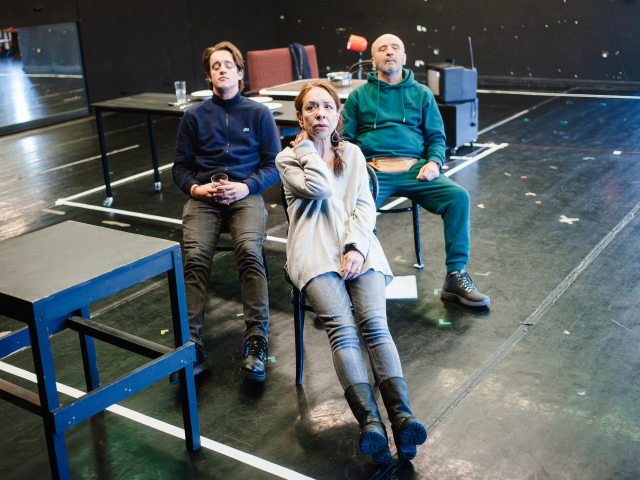 ‘BPAM 초이스' 중 연극 작품인 자그레브 청소년 극장의 '아들, 어머니 그리고 아버지. 침묵 속에 식탁에 오랫동안 앉아 있다'. 부산문화재단 제공