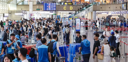 본격적인 휴가철에 접어든 지난 7월 24일 오전 부산 김해국제공항 국제선 출국장이 해외여행을 떠나는 여행객들로 붐비고 있다. 김종진 기자 kjj1761@
