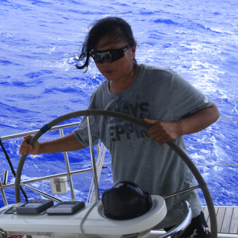 김영애 선장이 항해 중에 요트의 키를 조종하고 있다. 김영애 제공