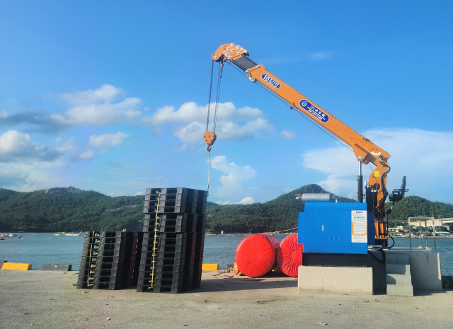 한국해양교통안전공단(KOMSA)이 ‘온 더 보트 프로젝트’를 통해 해양 폐그물 등을 재활용해 어촌계‧참여기관들과 제작한 어업용 운반대(플라스틱 소재, 일명 ‘팔레트’) 모습. KOMSA 제공