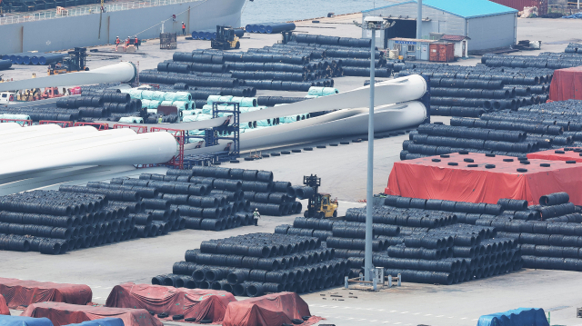 경기도 평택항에 철강 제품이 쌓여 있는 모습. 연합뉴스