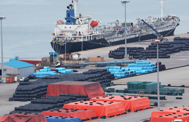 미국이 수입 철강 제품에 50%의 품목 관세를 부과하는 등 보호무역주의를 강화한 영향으로 올해 상반기 한국에 대한 각국의 신규 수입 규제 중 절반이 철강 부문에 집중된 것으로 나타났다. 경기도 평택항에 철강 제품이 쌓여 있다. 연합뉴스