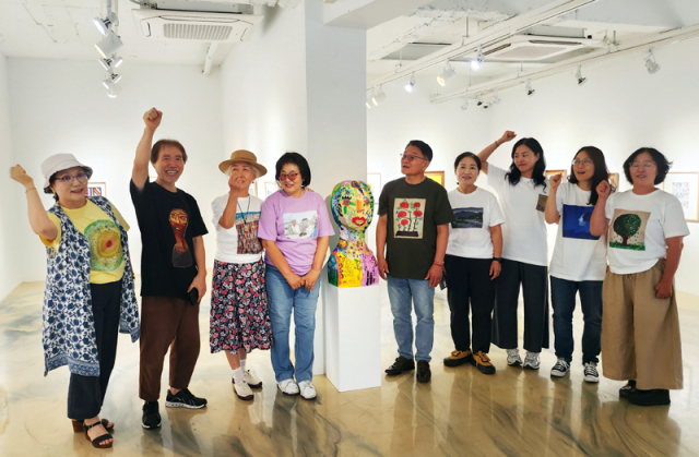 전남 곡성군에서 활동하는 아마추어 그림 동호회 ‘생연필’. 김재형 제공