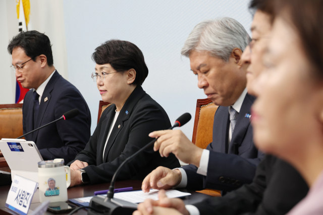 조국혁신당 김선민 대표 권한대행이 18일 서울 여의도 국회에서 열린 최고위원회의에서 발언하고 있다. 연합뉴스