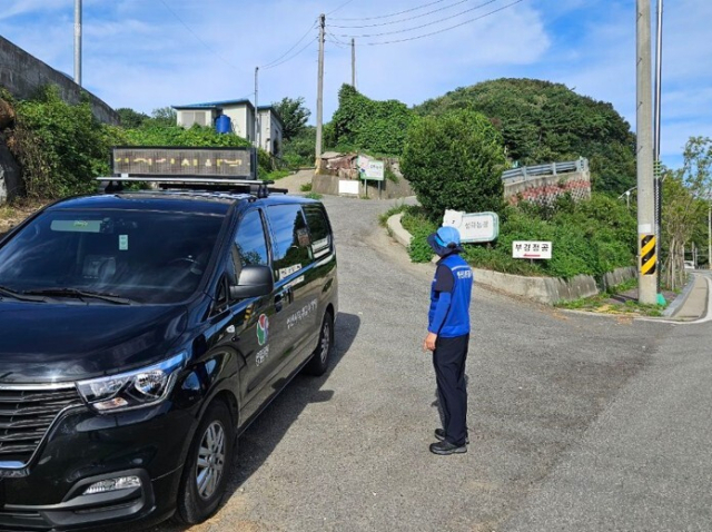 환경감시원이 악취 감시 차량을 이용해 환경 감시를 하고 있다. 양산시 제공