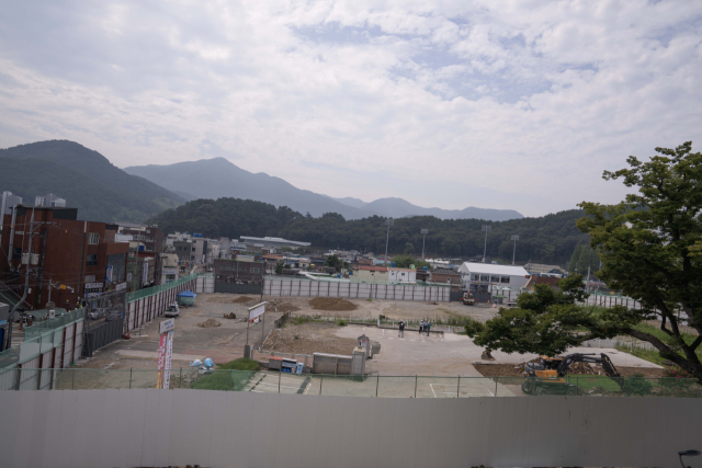 18일 남해군 신청사 공사 현장 모습. 현장 주변으로 가설울타리 설치가 마무리됐다. 남해군 제공