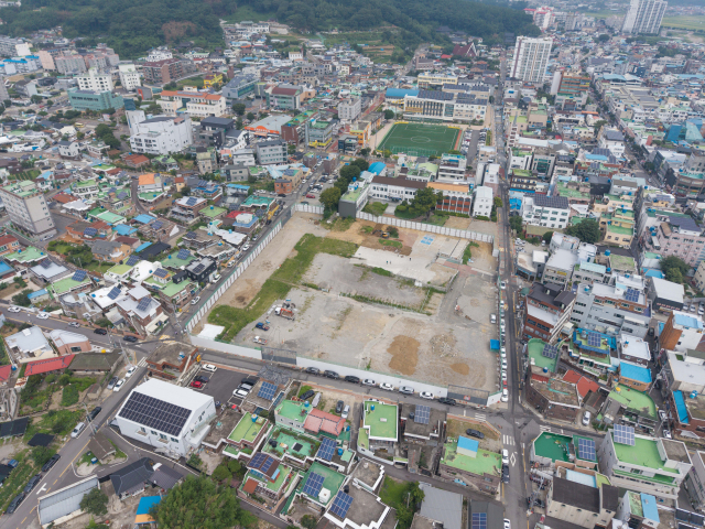 18일 남해군 신청사 공사 현장 모습. 현장 주변으로 가설울타리 설치가 마무리됐다. 남해군 제공