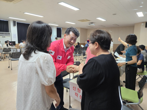 김성수 해운대구청장이 7월 25일 반여1동 행정 복지센터 민생회복 소비쿠폰 접수처를 방문해 주민과 인사하고 있다.
