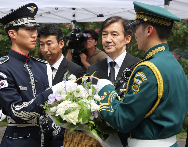 조국혁신당 조국 전 대표가 18일 서울 동작구 국립서울현충원 내 김대중 전 대통령 묘역을 찾아 참배를 하고 있다. 연합뉴스