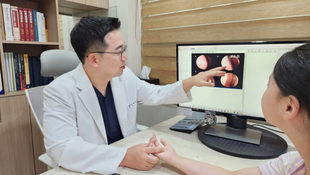 기침, 비염, 천식은 대표적인 소아 호흡기 질환이다. 면역력 저하가 주원인이다. 남천맥한의원 현경환 원장이 환자를 진맥하고 있다. 남천맥한의원 제공