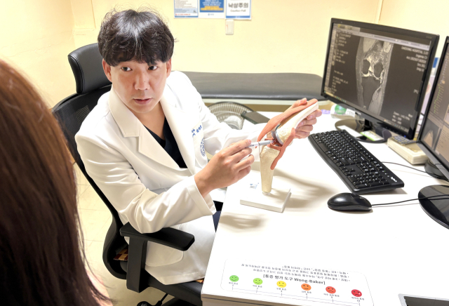 대동병원 김영준 국제진료센터장은 “계단을 오르거나 앉았다 일어설 때마다 느끼는 통증을 방치하면 작은 충격에도 골절이 발생할 수 있다”고 우려했다. 대동병원 제공