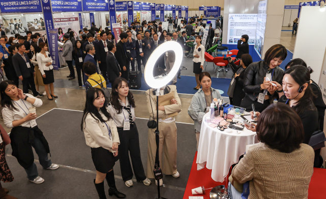 올해로 8회 째를 맞은 ‘2025 글로벌헬스케어위크’가 다음 달 4~6일 부산 해운대구 벡스코 제1전시장에서 열린다. 지난해 열린 ‘2024 글로벌헬스케어위크’에서 관람객들이 참가 기업 부스를 둘러보고 있다. 부산일보DB