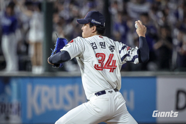 롯데 자이언츠 ‘특급 마무리’ 김원중이 지난 17일 부산 사직구장에서 열린 2025 KBO리그 삼성 라이온즈와의 홈 경기에서 공을 던지고 있다. 롯데 자이언츠 제공