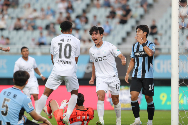 부산 아이파크의 전성진(오른쪽 두 번째)이 지난 17일 천안종합운동장에서 열린 천안시티FC와의 K리그2 25라운드 원정 경기에서 선제골을 넣은 뒤 기뻐하고 있다. 한국프로축구연맹 제공