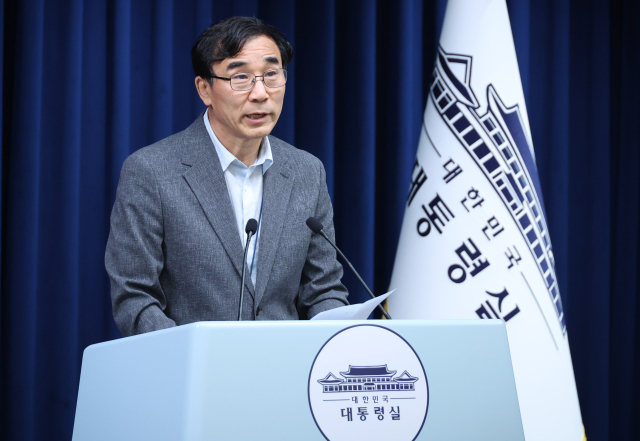 전성환 경청통합수석이 18일 용산 대통령실 기자회견장에서 청년담당관 채용 관련 브리핑을 하고 있다. 연합뉴스