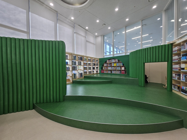 어린이해양도서관의 유아를 위한 공간. 안쪽에 책 읽어주는 로봇 루카가 배치돼 있다. 김효정 기자