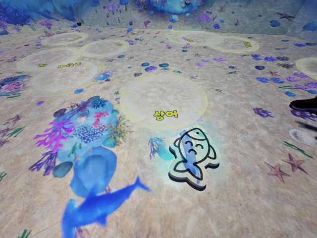 상어 이름판에서 푸른 색의 상어가 막 나와 헤엄치는 영상. 김효정 기자