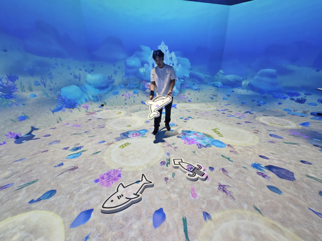 바다가 맑아지며 해양생물 이름이 나오고 그것에 맞는 장난감을 올리면 해양생물이 나와 헤엄치고 다닌다. 김효정 기자