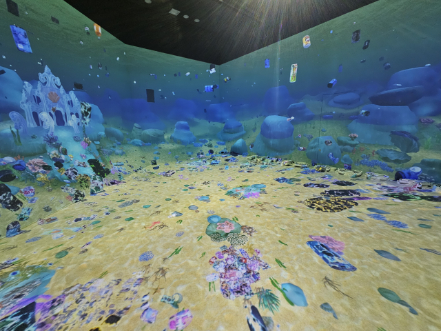 미디어체험실은 오염된 바닷속으로 변신했다. 쓰레기로 보이는 영상을 밟으며 바닷속 정화 활동을 한다. 김효정 기자