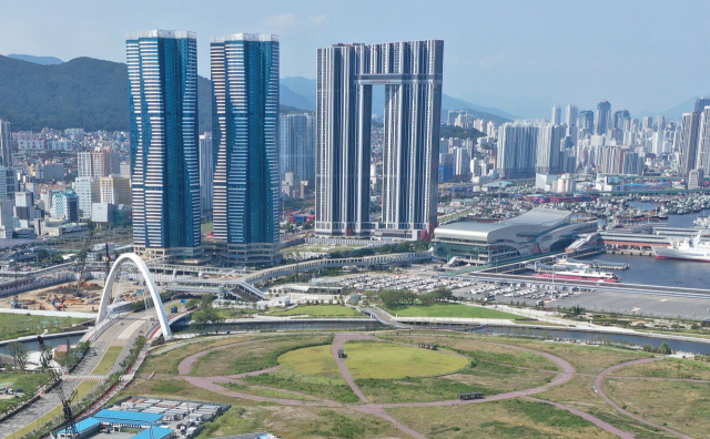 생활형숙박시설에 대한 이행강제금 부과가 오는 10월로 다가온 가운데 부산에만 용도 변경을 하지 않은 세대가 현재 건립 중인 8731세대를 포함하면 1만 2063세대에 달한다. 해운대 엘시티(위)와 동구 협성마리나G7, 롯데캐슬 드메르. 정종회 기자 jjh@