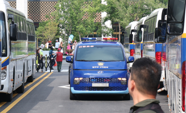 김건희 여사를 태운 차량이 18일 서울 종로구 KT 광화문빌딩 웨스트로 들어가고 있다. 연합뉴스