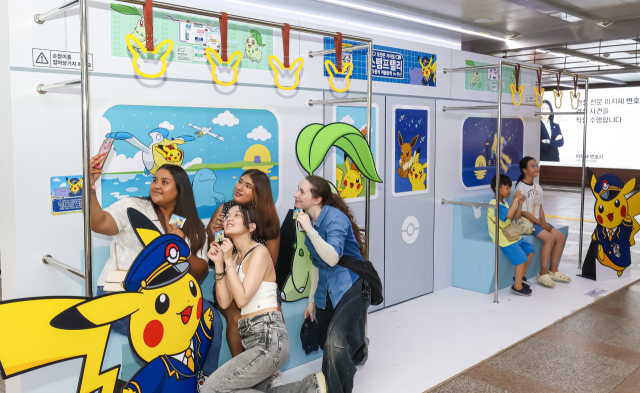 지난 17일 부산역에 마련된 ‘포켓몬 캡슐 스테이션 인 부산’ 포토부스를 찾은 관광객들이 기념 촬영을 하고 있다. 김종진 기자 kjj1761@