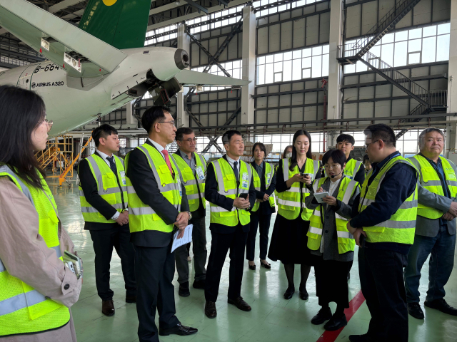 코트라(KOTRA)는 경남테크노파크와 공동으로 18일부터 20일까지 중국 톈진에서 ‘2025 중국 항공기 부품 공급망 진입 지원 상담회’를 개최한다. ‘2024 중국 항공기부품 공급망 진입지원 상담회’ 개최 당시 중국 항공기 MRO(수리·정비·개조) 기업 공장을 방문한 모습. 코트라 제공