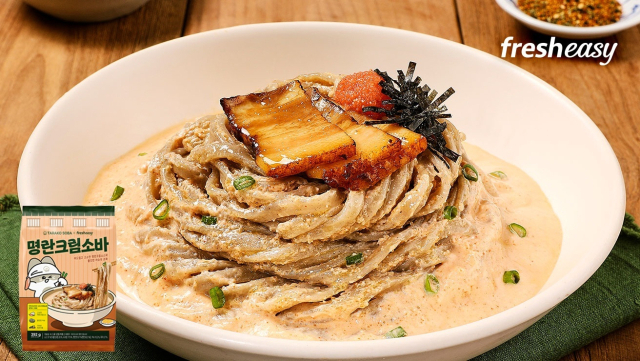 맛과 지역 상생 '두 마리 토끼'를 잡는 '로코노미'가 유통업계의 대세로 떠오르면서 유명 식음료 브랜드와 지역 간 협업 사례도 늘어나고 있다. 사진은 프레시지가 부산 맛집 타라코소바와 협업해 출시한 간편식 '명란크림소바'. 프레시지 제공