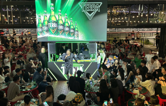 하이트진로가 부산 광안리 ‘밀락더마켓’에서 진행하는 DJ파티. 하이트진로 제공