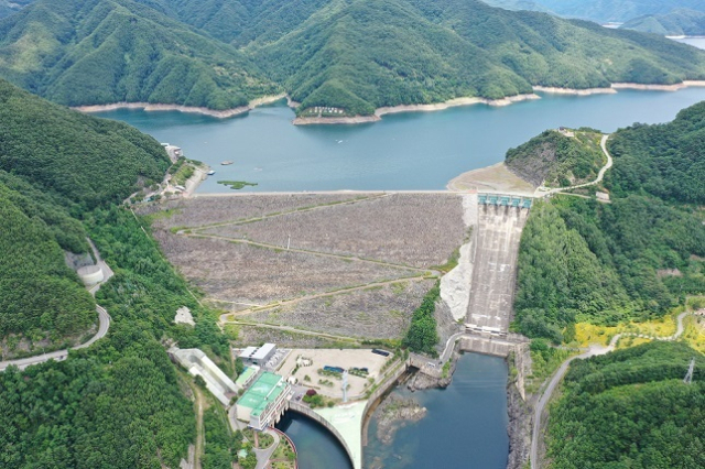 한국수자원공사(K-water)가 미국의 빅테크 기업인 마이크로소프트와 함께 소양강댐 상류에 습지를 만들어 ‘물 복원’ 사업을 추진한다. 사진은 소양강댐 전경. 한국수자원공사 제공